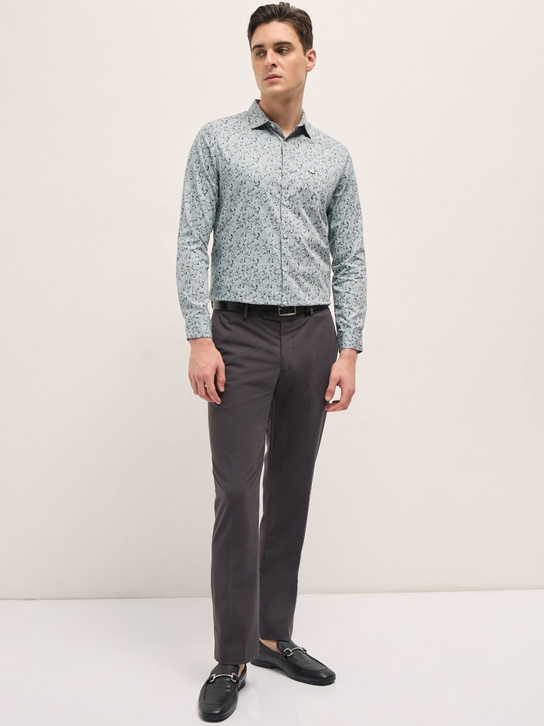 THE BEAR HOUSE Men Spread Collar Abstract Printed Cotton Tailored Fit Formal Shirt, Blue
THE BEAR HOUSE Men Spread Collar Abstract Printed Cotton Tailored Fit Formal Shirt, Blue