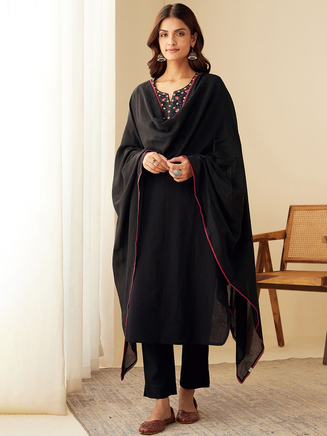Anni Designer Floral Embroidered Thread Work Straight Kurta with Trousers & Dupatta, Black
Anni Designer Floral Embroidered Thread Work Straight Kurta with Trousers & Dupatta, Black