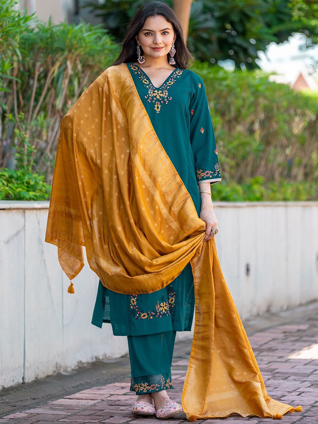 MITTOO Women Ethnic Motifs Embroidered Regular Thread Work Kurti with Trousers & With Dupatta, Teal
MITTOO Women Ethnic Motifs Embroidered Regular Thread Work Kurti with Trousers & With Dupatta, Teal