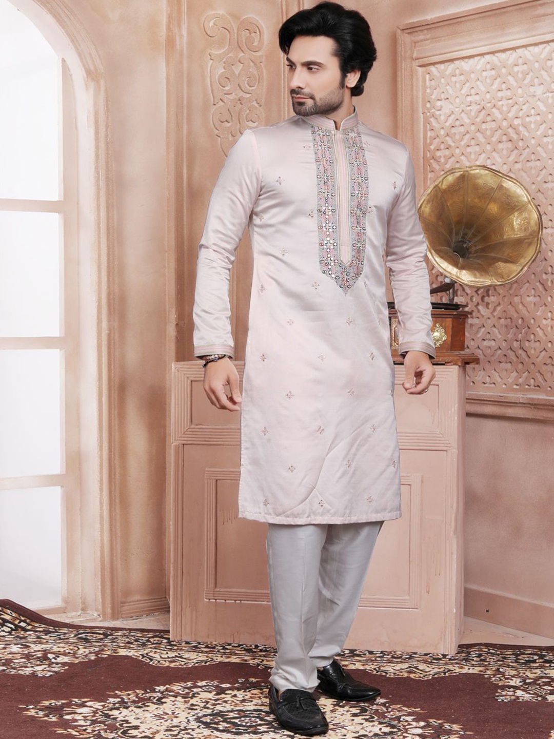 EVASTRO Floral Embroidered Mirror Work Mandarin Collar Pure Cotton Straight Kurta & Pyjama, Pink
EVASTRO Floral Embroidered Mirror Work Mandarin Collar Pure Cotton Straight Kurta & Pyjama, Pink