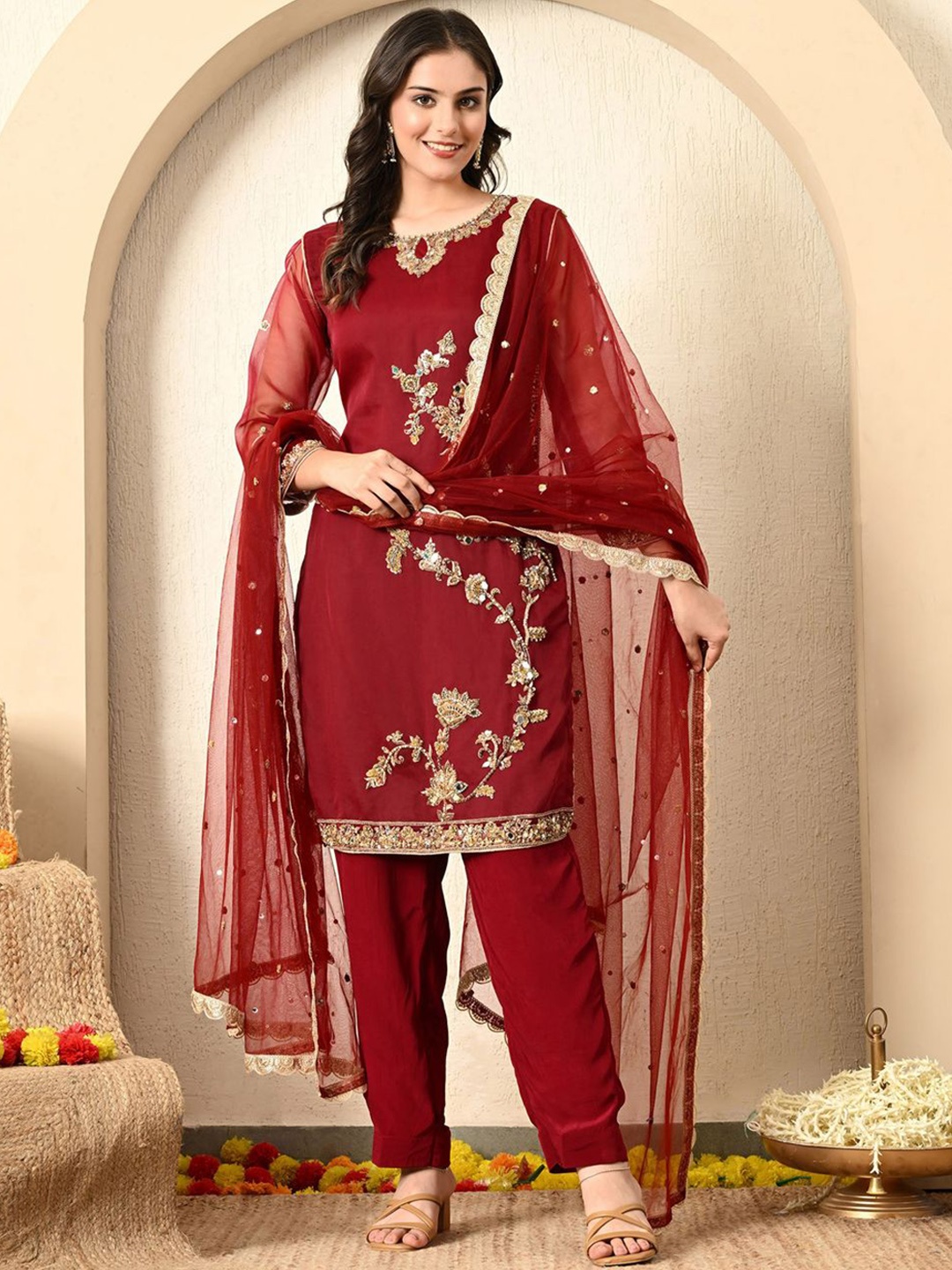 ZARIKALI Ethnic Motifs Embroidered Zardozi Velvet Kurta With Trousers & Dupatta, Maroon
ZARIKALI Ethnic Motifs Embroidered Zardozi Velvet Kurta With Trousers & Dupatta, Maroon