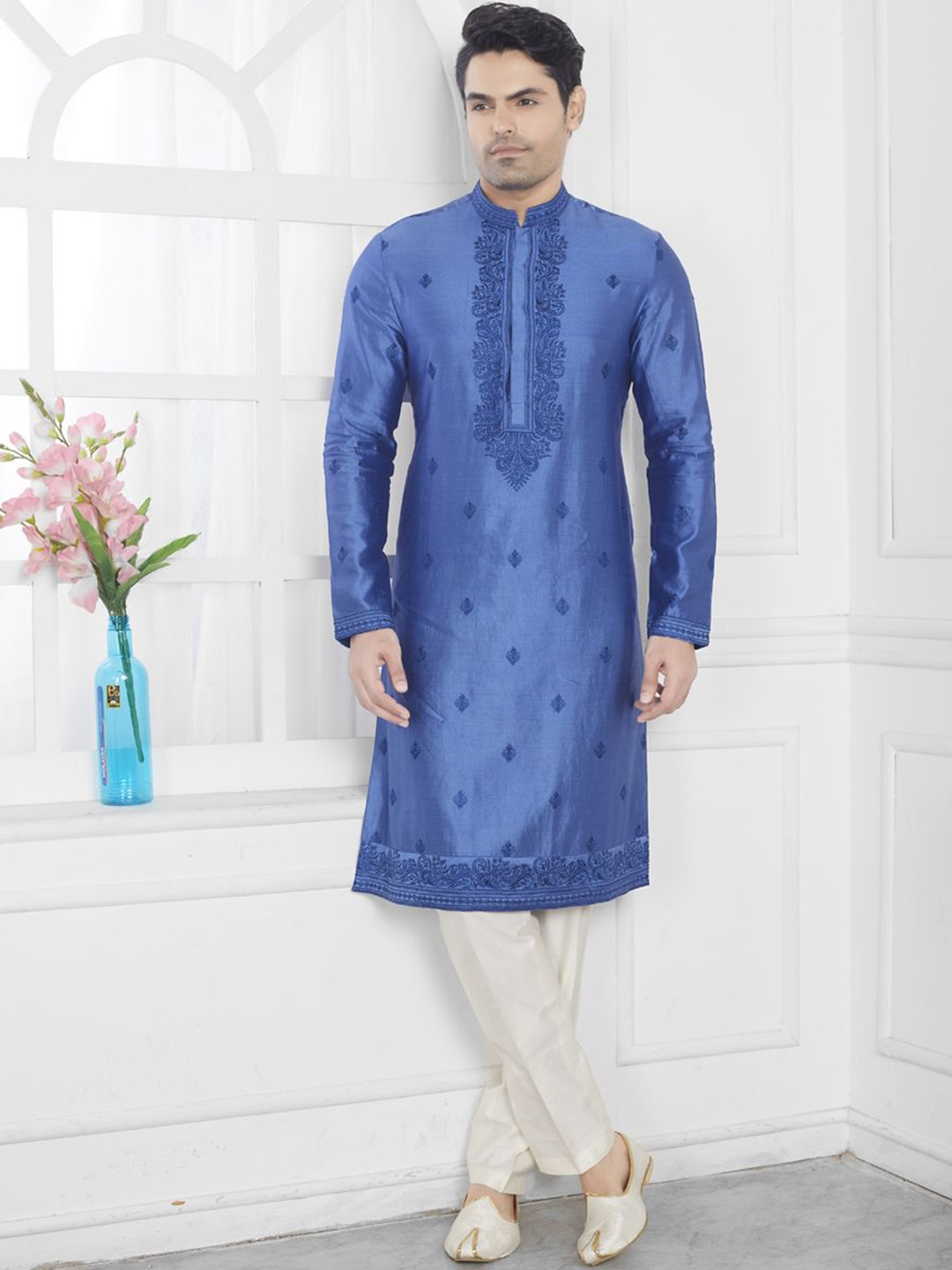 EVASTRO Floral Embroidered Mandarin Collar Pure Silk Straight Kurta With Pyjama, Blue
EVASTRO Floral Embroidered Mandarin Collar Pure Silk Straight Kurta With Pyjama, Blue