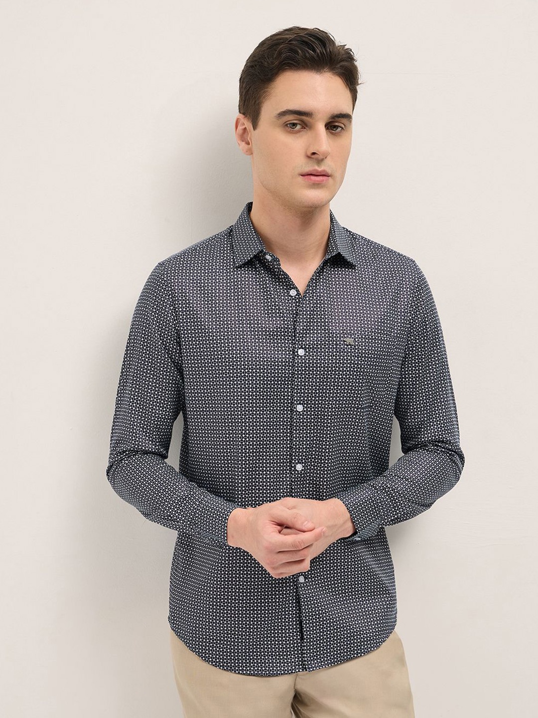THE BEAR HOUSE Men Spread Collar Geometric Printed Cotton Tailored Fit Formal Shirt, Blue
THE BEAR HOUSE Men Spread Collar Geometric Printed Cotton Tailored Fit Formal Shirt, Blue
