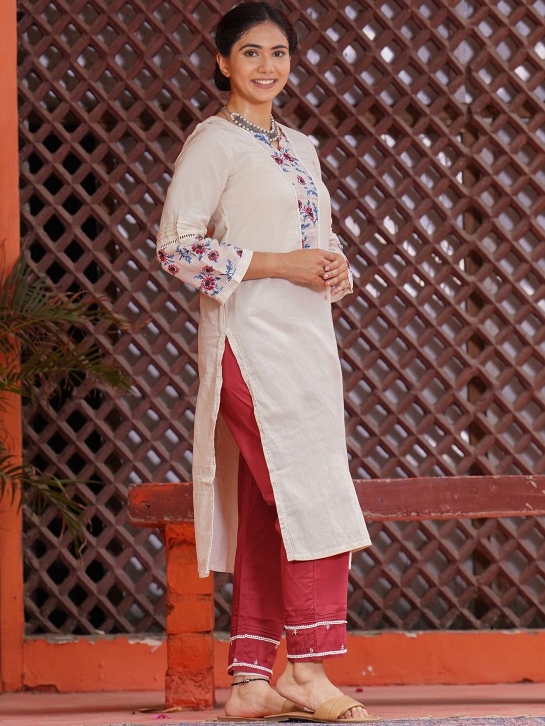 zuri Flora;l Printed Thread Work Pure Cotton Straight Kurta with Trousers & Dupatta, Beige
zuri Flora;l Printed Thread Work Pure Cotton Straight Kurta with Trousers & Dupatta, Beige