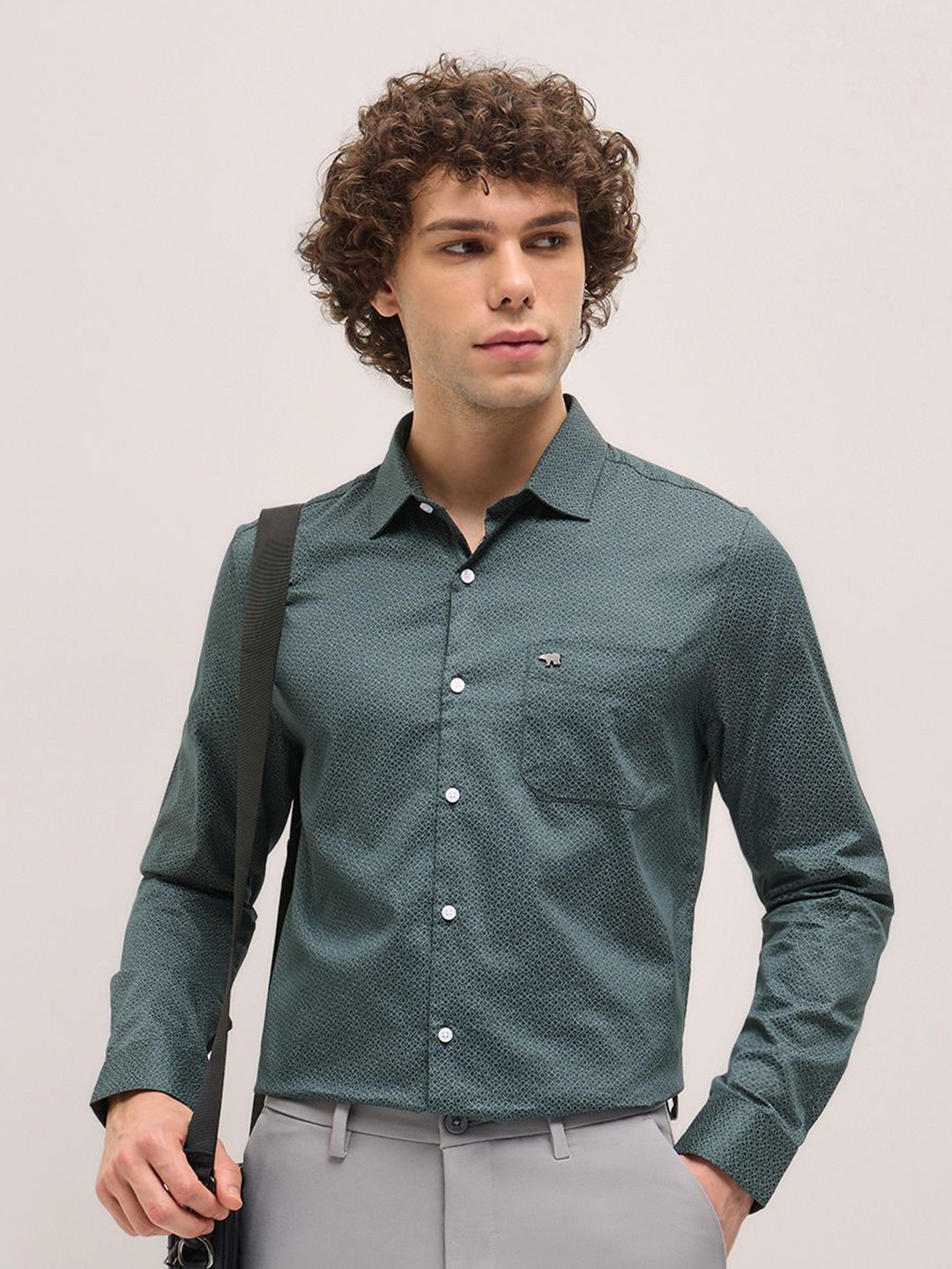 THE BEAR HOUSE Men Spread Collar Geometric Printed Cotton Tailored Fit Formal Shirt, Green
THE BEAR HOUSE Men Spread Collar Geometric Printed Cotton Tailored Fit Formal Shirt, Green