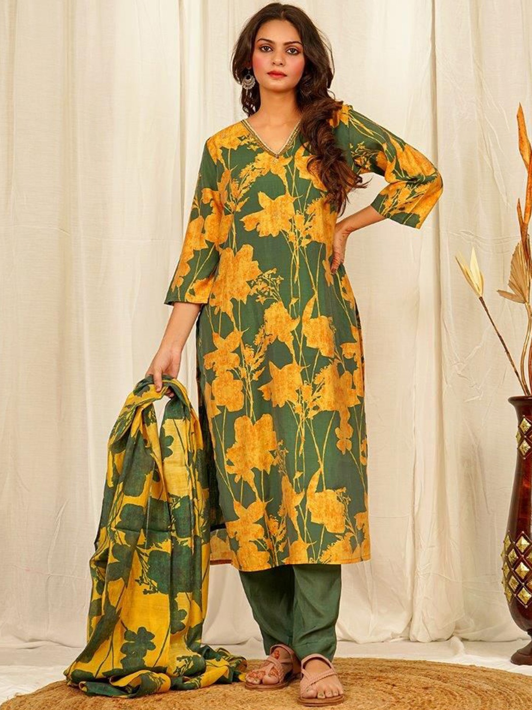 EARTH O FAB Floral Printed Regular Chanderi Silk Straight Kurta with Palazzos & Dupatta, Green
EARTH O FAB Floral Printed Regular Chanderi Silk Straight Kurta with Palazzos & Dupatta, Green