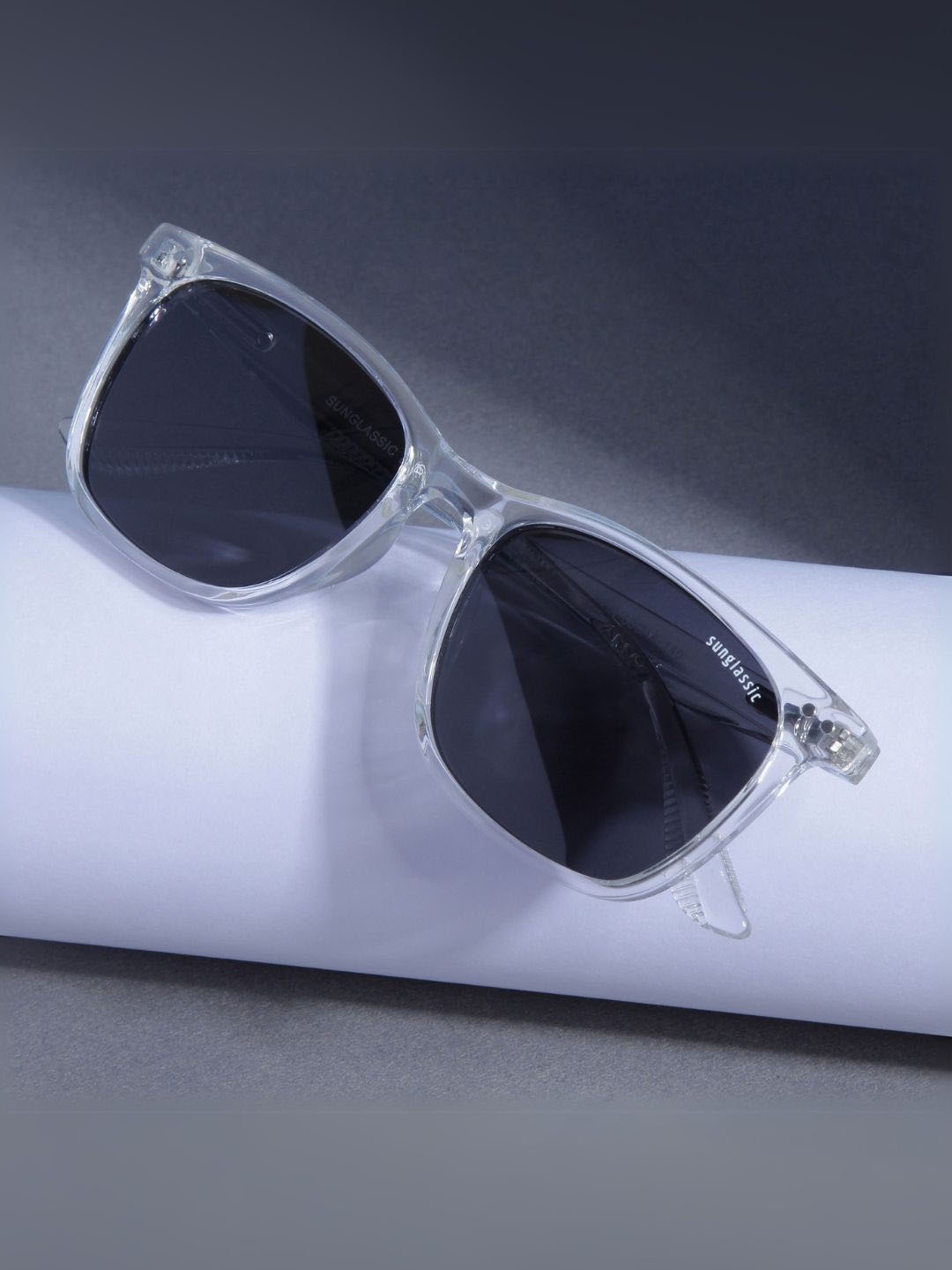 SUNGLASSIC Unisex Square Sunglasses with Polarised and UV Protected Lens, Black
SUNGLASSIC Unisex Square Sunglasses with Polarised and UV Protected Lens, Black