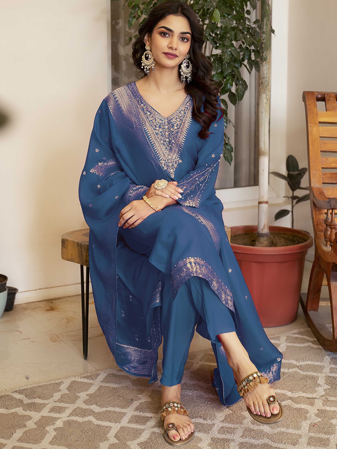 Anouk Women Ethnic Motifs Embroidered Regular Zardozi Pure Silk Kurta with Trousers & With Dupatta, Blue
Anouk Women Ethnic Motifs Embroidered Regular Zardozi Pure Silk Kurta with Trousers & With Dupatta, Blue