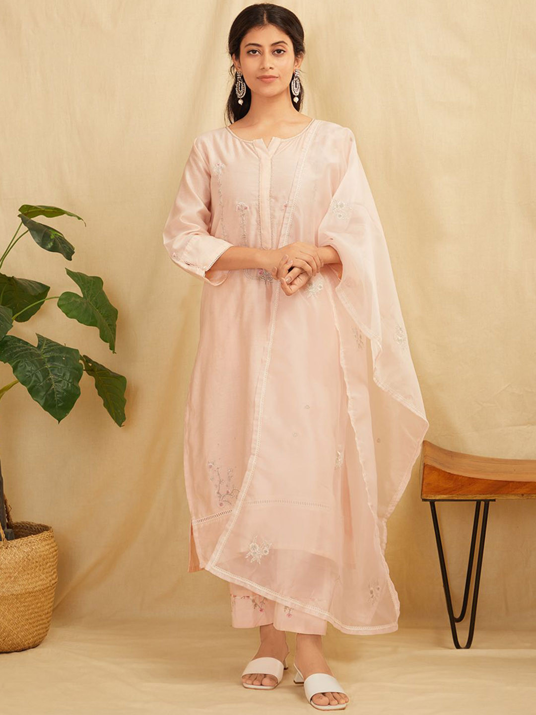 zuri Floral Embroidered Regular Chanderi Cotton Straight Kurta With Trouser With Dupatta, Pink
zuri Floral Embroidered Regular Chanderi Cotton Straight Kurta With Trouser With Dupatta, Pink