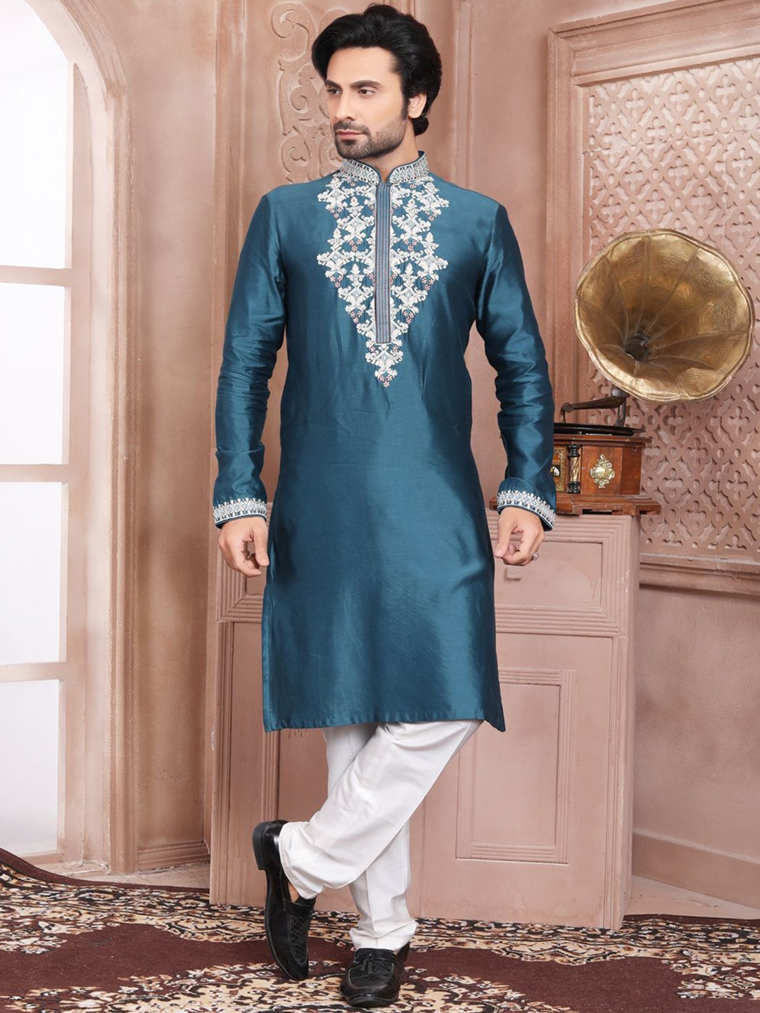 EVASTRO Floral Yoke Design Thread Work Pure Cotton Straight Kurta with Pyjamas, Turquoise blue
EVASTRO Floral Yoke Design Thread Work Pure Cotton Straight Kurta with Pyjamas, Turquoise blue