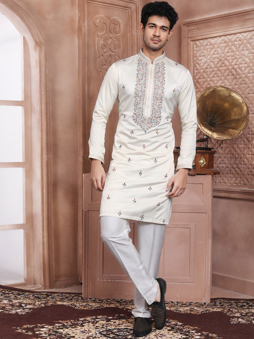 EVASTRO Floral Embroidered Mandarin Collar Pure Cotton Straight Kurta With Pyjama, Off white
EVASTRO Floral Embroidered Mandarin Collar Pure Cotton Straight Kurta With Pyjama, Off white