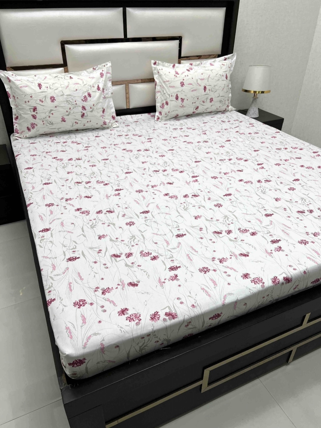 Pure Decor Mansion White & Pink Floral Cotton 240 TC King Bedsheet Set 2.74 m x 2.76 m
Pure Decor Mansion White & Pink Floral Cotton 240 TC King Bedsheet Set 2.74 m x 2.76 m