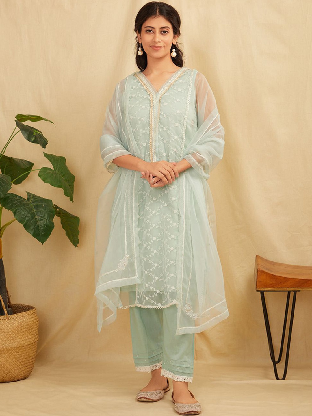 zuri Floral Embroidered Regular Organza Straight Kurta with Trousers & Dupatta, Green
zuri Floral Embroidered Regular Organza Straight Kurta with Trousers & Dupatta, Green
