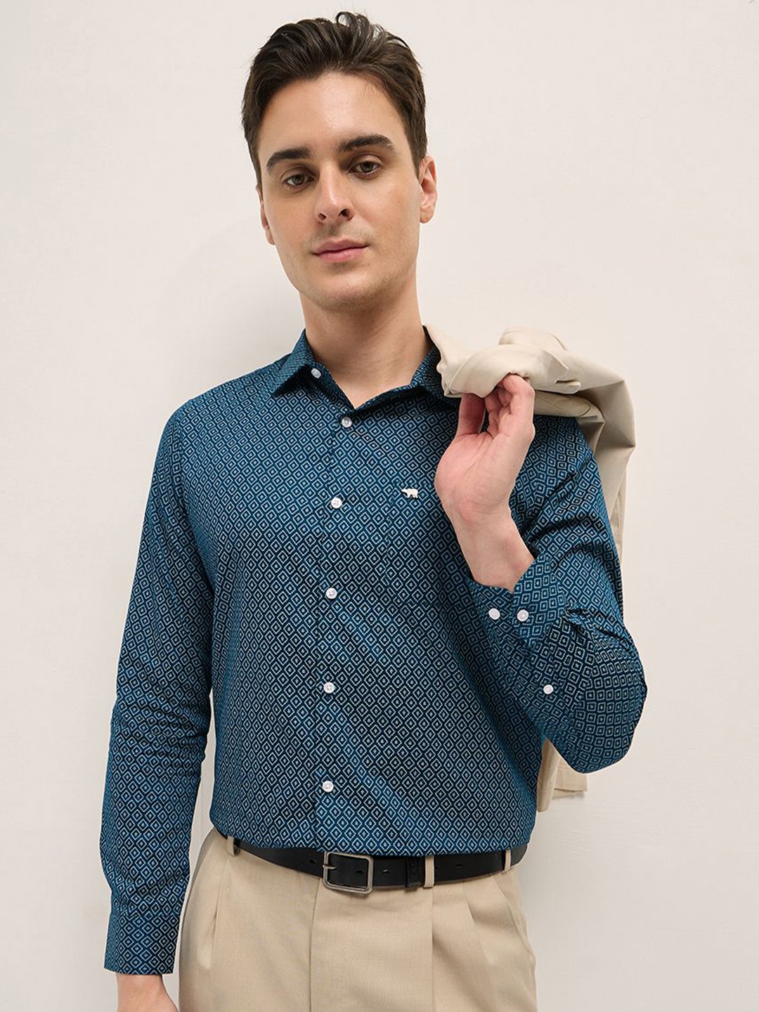 THE BEAR HOUSE Men Spread Collar Geometric Printed Cotton Tailored Fit Formal Shirt, Blue
THE BEAR HOUSE Men Spread Collar Geometric Printed Cotton Tailored Fit Formal Shirt, Blue