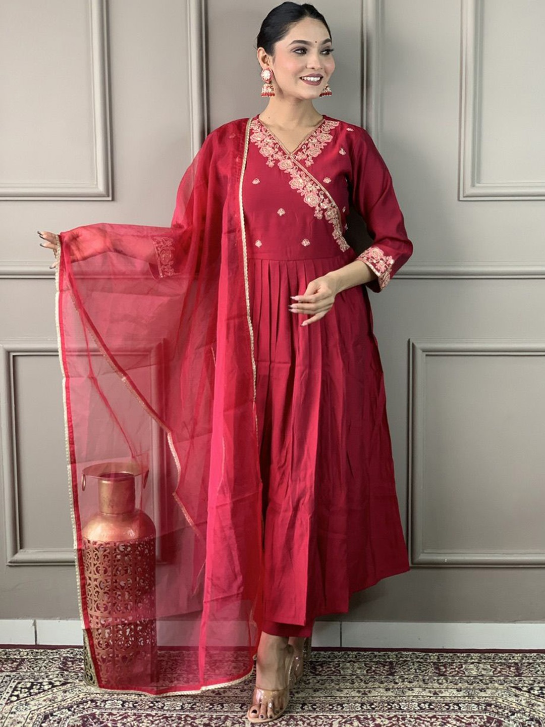 BESUCHER Ethnic Motifs Embroidered Thread Work Chanderi Silk Kurta with Trousers & Dupatta, Red
BESUCHER Ethnic Motifs Embroidered Thread Work Chanderi Silk Kurta with Trousers & Dupatta, Red