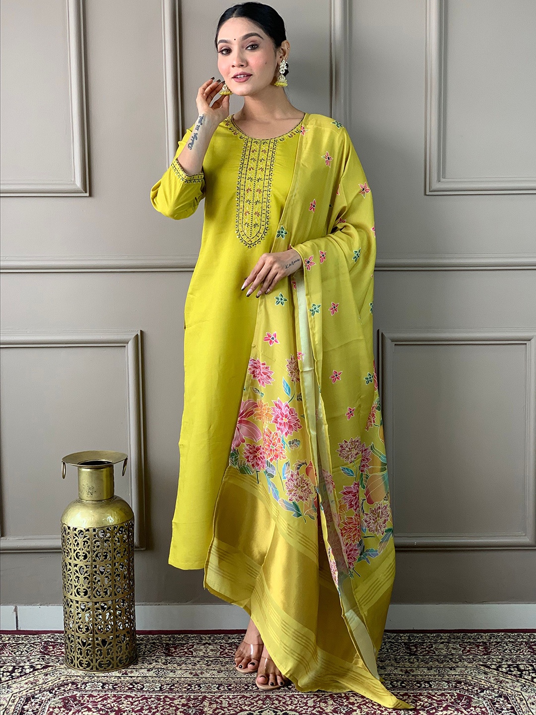 BESUCHER Floral Embroidered Regular Chanderi Cotton Kurta With Trouser With Dupatta, Mustard
BESUCHER Floral Embroidered Regular Chanderi Cotton Kurta With Trouser With Dupatta, Mustard