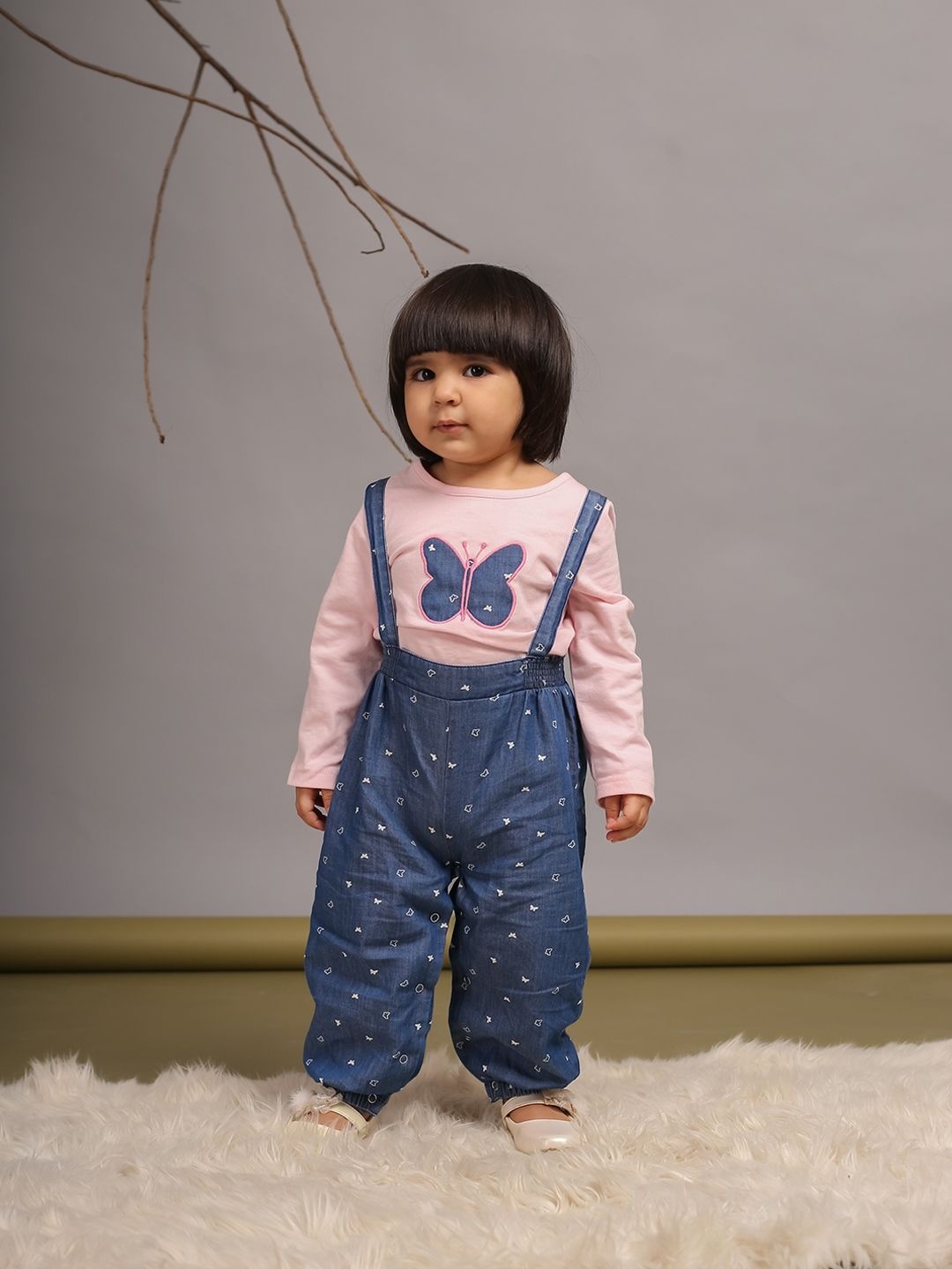 Budding Bees Girls Patch Worked Round Neck Log Sleeves Pure Cotton Top With Jogger, Pink
Budding Bees Girls Patch Worked Round Neck Log Sleeves Pure Cotton Top With Jogger, Pink