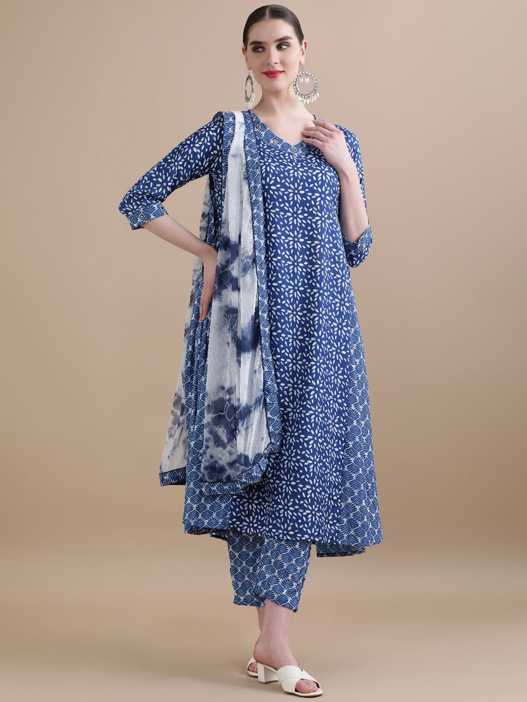 Jaipur Kurti Navy Blue Floral Printed Mirror Work A-Line Kurta with Trouser & Dupatta
Jaipur Kurti Navy Blue Floral Printed Mirror Work A-Line Kurta with Trouser & Dupatta