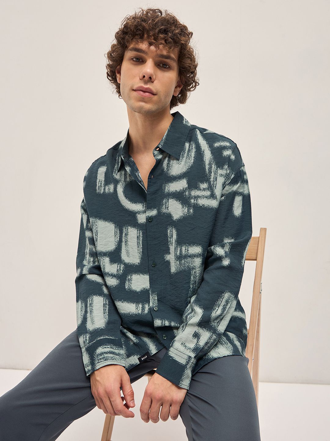 THE BEAR HOUSE Men Spread Collar Abstract Printed Relaxed Fit Casual Shirt, Teal
THE BEAR HOUSE Men Spread Collar Abstract Printed Relaxed Fit Casual Shirt, Teal