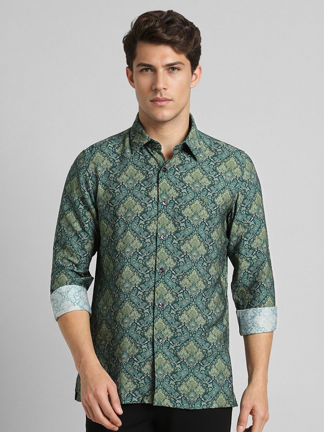SIMON CARTER LONDON Men Spread Collar Ethnic Motifs Printed Slim Fit Casual Shirt, Green
SIMON CARTER LONDON Men Spread Collar Ethnic Motifs Printed Slim Fit Casual Shirt, Green