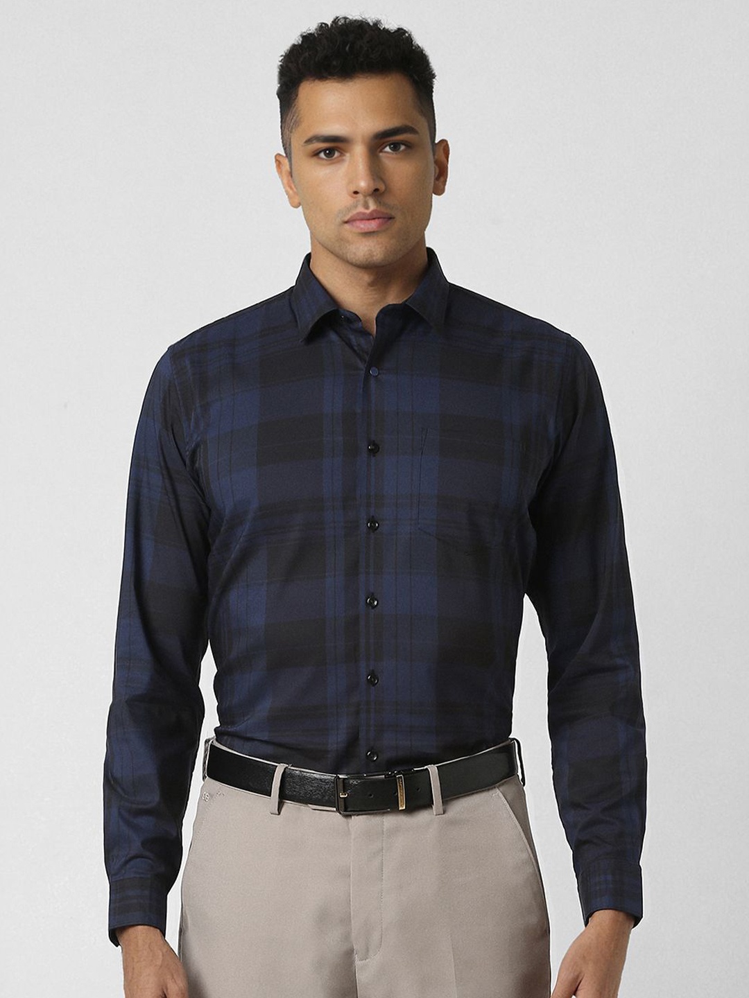 Van Heusen Men Spread Collar Buffalo Checked Cotton Slim Fit Formal Shirt, Navy blue
Van Heusen Men Spread Collar Buffalo Checked Cotton Slim Fit Formal Shirt, Navy blue