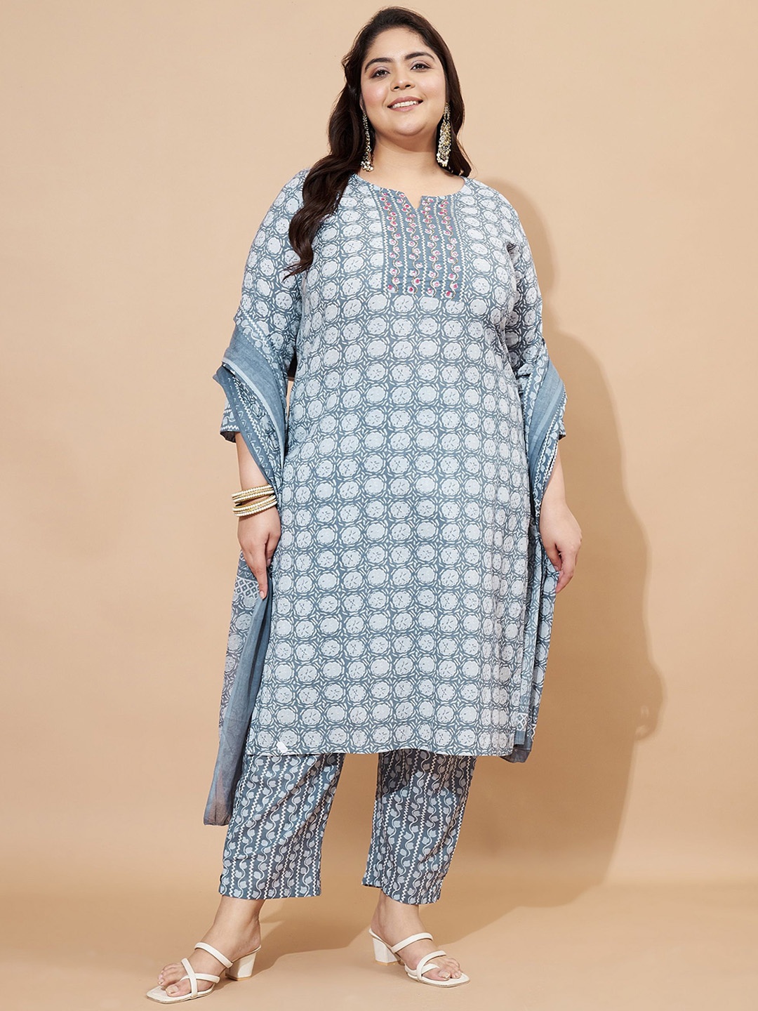 Vbuyz Grey Geometric Printed Round Neck Regular Mirror Work Kurta & Trouser With Dupatta
Vbuyz Grey Geometric Printed Round Neck Regular Mirror Work Kurta & Trouser With Dupatta