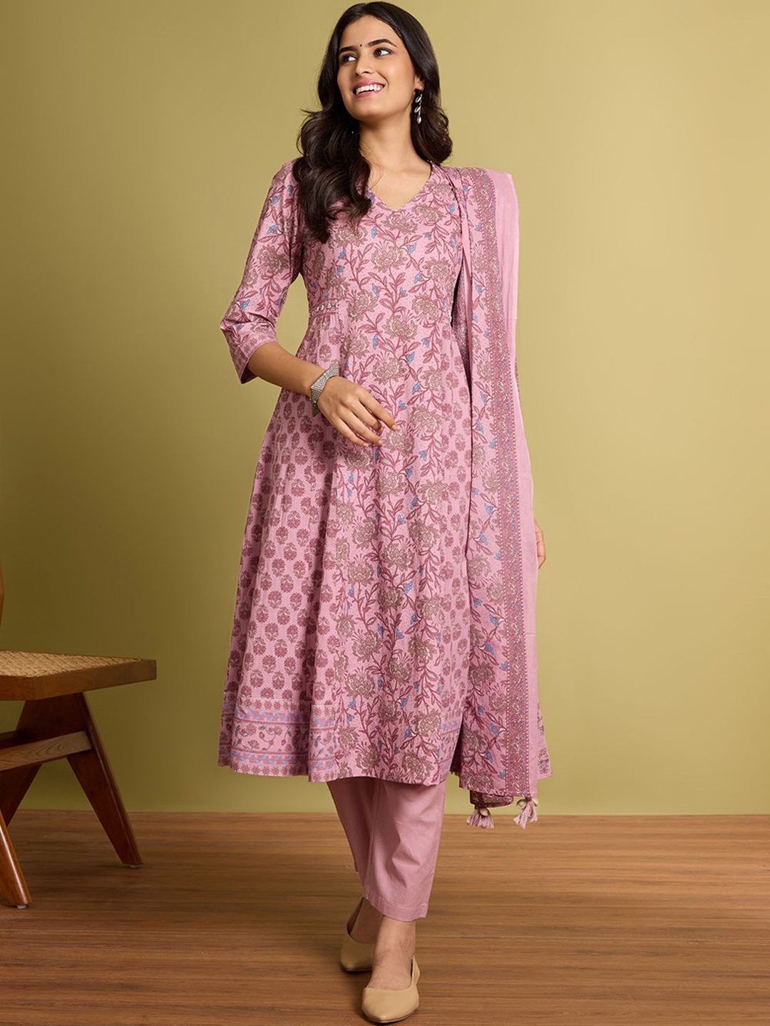 Taneira Floral Printed Round Neck Regular Pure Cotton Kurta With Trouser With Dupatta, Pink
Taneira Floral Printed Round Neck Regular Pure Cotton Kurta With Trouser With Dupatta, Pink