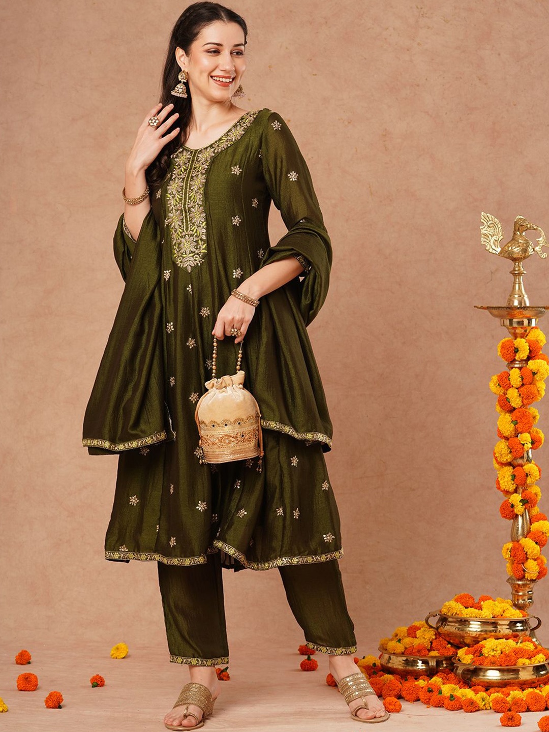 FASHOR Ethnic Motifs Embroidered A-Line Thread Work Kurta with Trousers & Dupatta, Olive
FASHOR Ethnic Motifs Embroidered A-Line Thread Work Kurta with Trousers & Dupatta, Olive