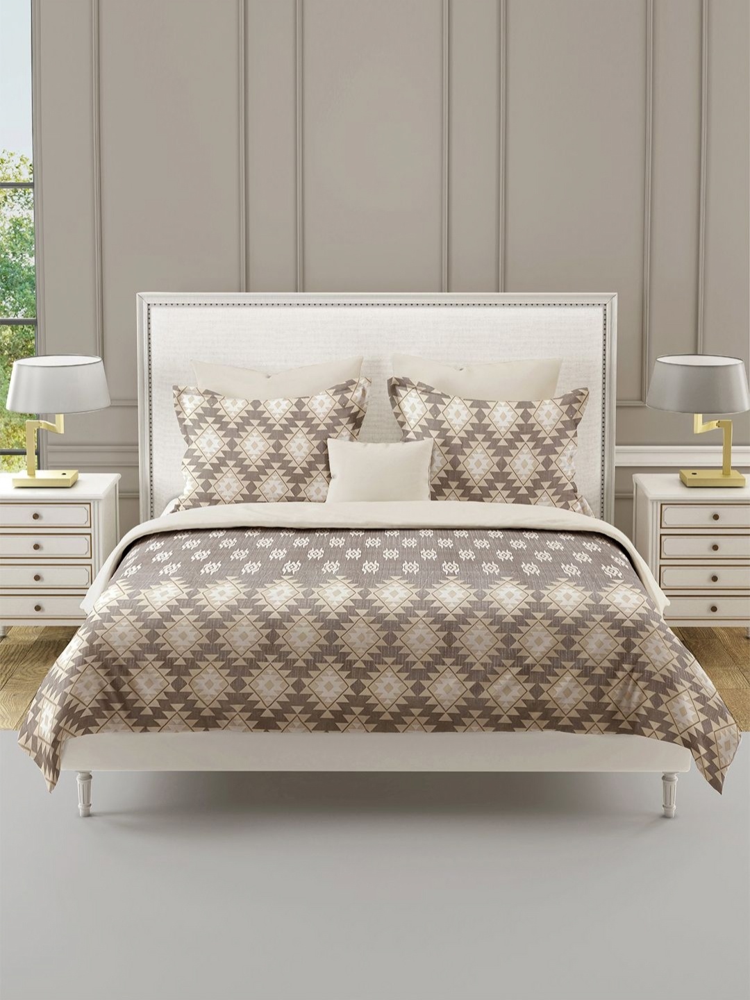 SWAYAM Ananda Brown & White Geometric 210 TC Pure Cotton King Bedsheet Set- 2.28m x 2.73m
SWAYAM Ananda Brown & White Geometric 210 TC Pure Cotton King Bedsheet Set- 2.28m x 2.73m