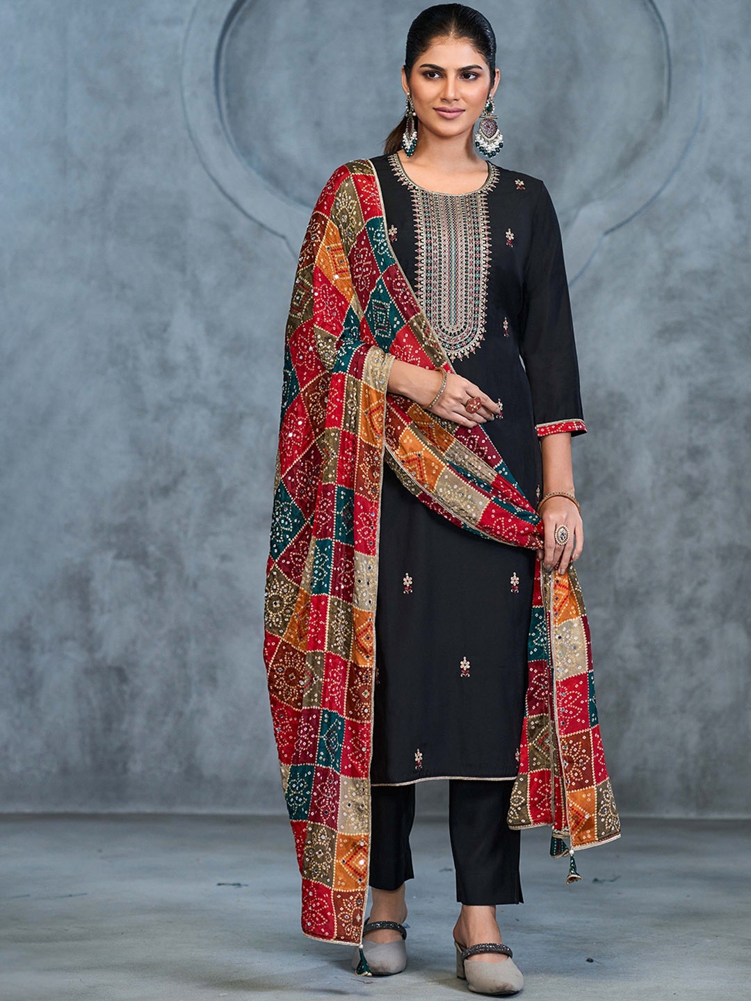 all about you Black Floral Embroidered Pure Cotton Straight Kurta With Trousers & Dupatta
all about you Black Floral Embroidered Pure Cotton Straight Kurta With Trousers & Dupatta
