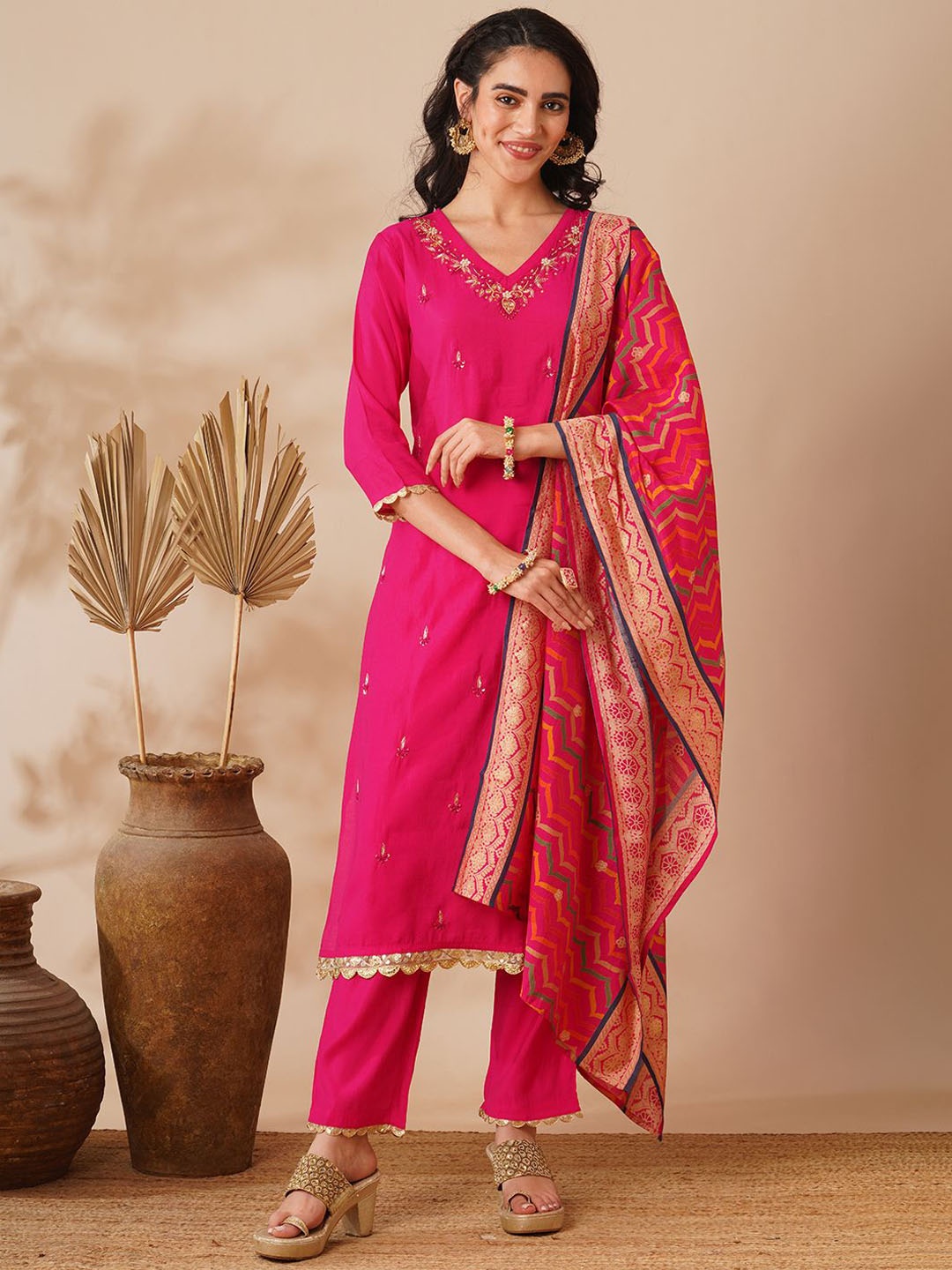 FASHOR Ethnic Motifs Embroidered V-Neck Straight Kurta With Trousers & Dupatta, Pink
FASHOR Ethnic Motifs Embroidered V-Neck Straight Kurta With Trousers & Dupatta, Pink