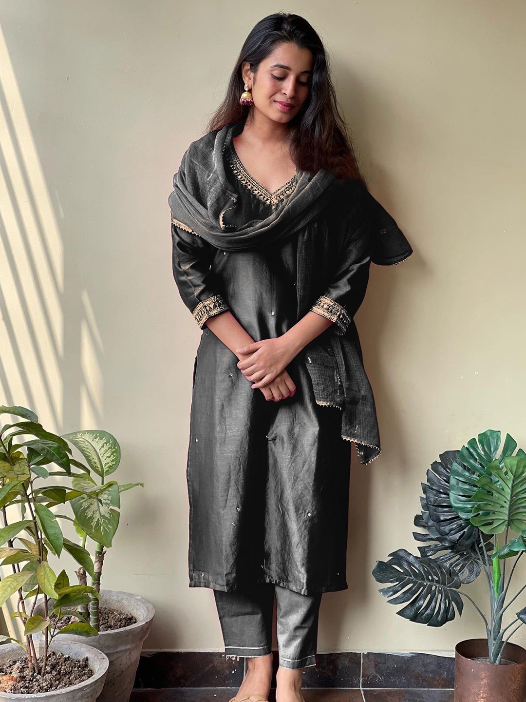 GoSriKi Floral Embroidered Thread Work Regular Straight Kurta with Trousers & Dupatta, Black
GoSriKi Floral Embroidered Thread Work Regular Straight Kurta with Trousers & Dupatta, Black