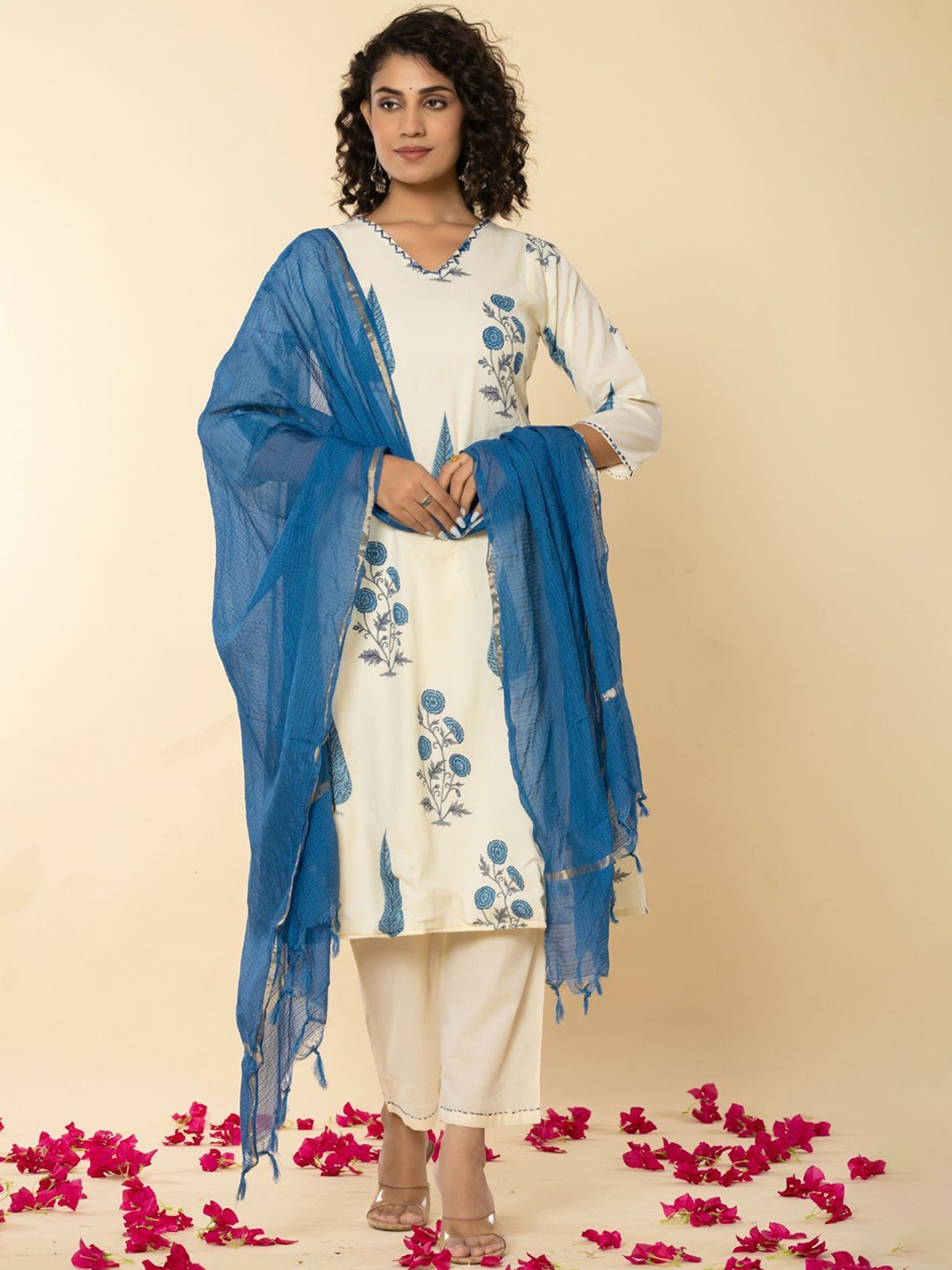 Do Dhaage Floral Printed Regular Pure Cotton Straight Kurta with Trousers & Dupatta, Blue
Do Dhaage Floral Printed Regular Pure Cotton Straight Kurta with Trousers & Dupatta, Blue