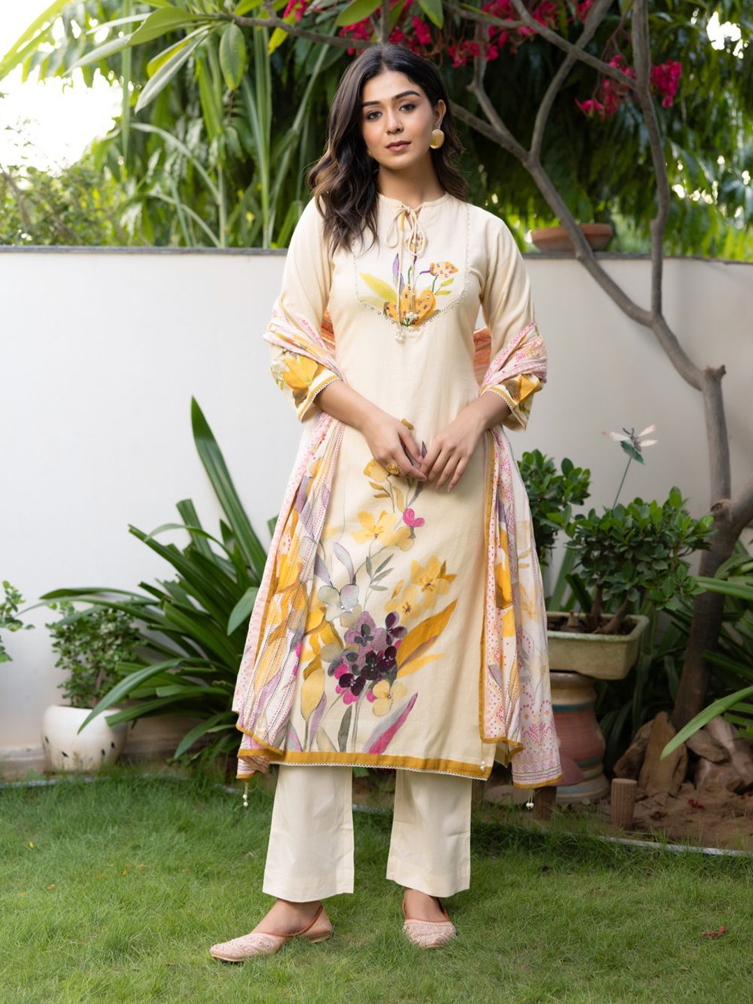 Ambraee Floral Printed Straight Beads and Stones Kurta with Trousers & Dupatta, Cream
Ambraee Floral Printed Straight Beads and Stones Kurta with Trousers & Dupatta, Cream
