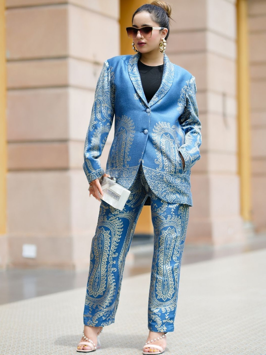 HOUSE OF KIRNA'S WITH LOGO OF HOK Printed Shawl Neck Blazer With Trouser, Blue
HOUSE OF KIRNA'S WITH LOGO OF HOK Printed Shawl Neck Blazer With Trouser, Blue
