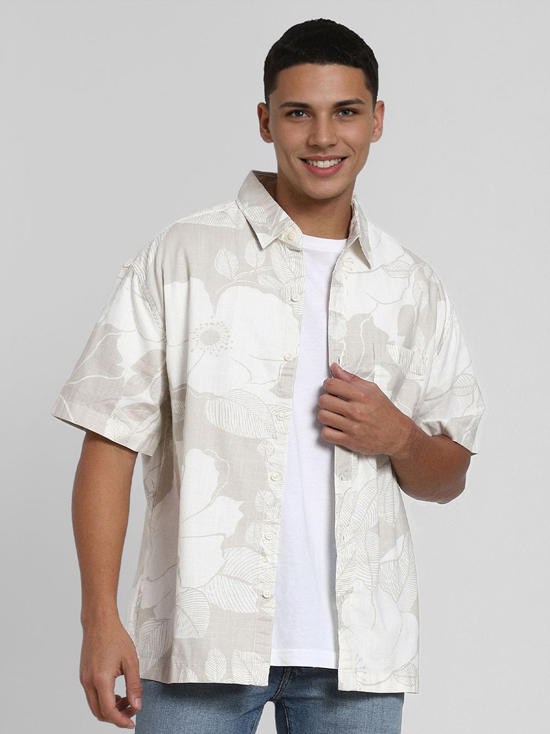 AMERICAN EAGLE OUTFITTERS Men Pure Cotton Classic Floral Printed Casual Shirt, Off white
AMERICAN EAGLE OUTFITTERS Men Pure Cotton Classic Floral Printed Casual Shirt, Off white