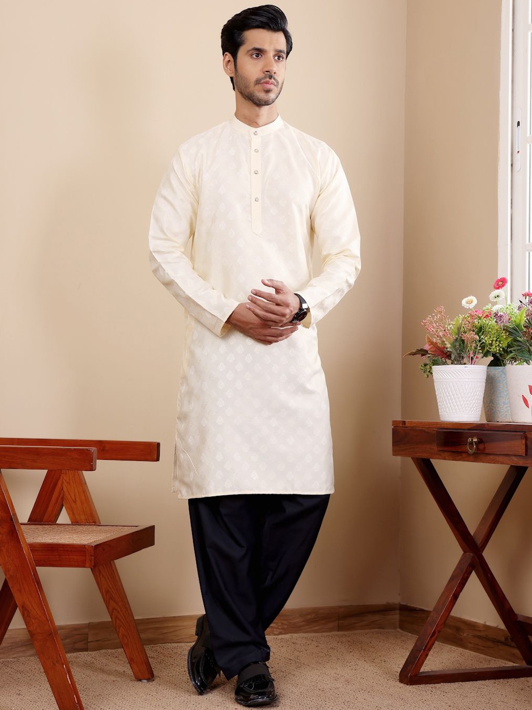 Rawayi Ethnic Motifs Woven Design Mandarin Collar Thread Work Jacquard Straight Kurta, Off white
Rawayi Ethnic Motifs Woven Design Mandarin Collar Thread Work Jacquard Straight Kurta, Off white