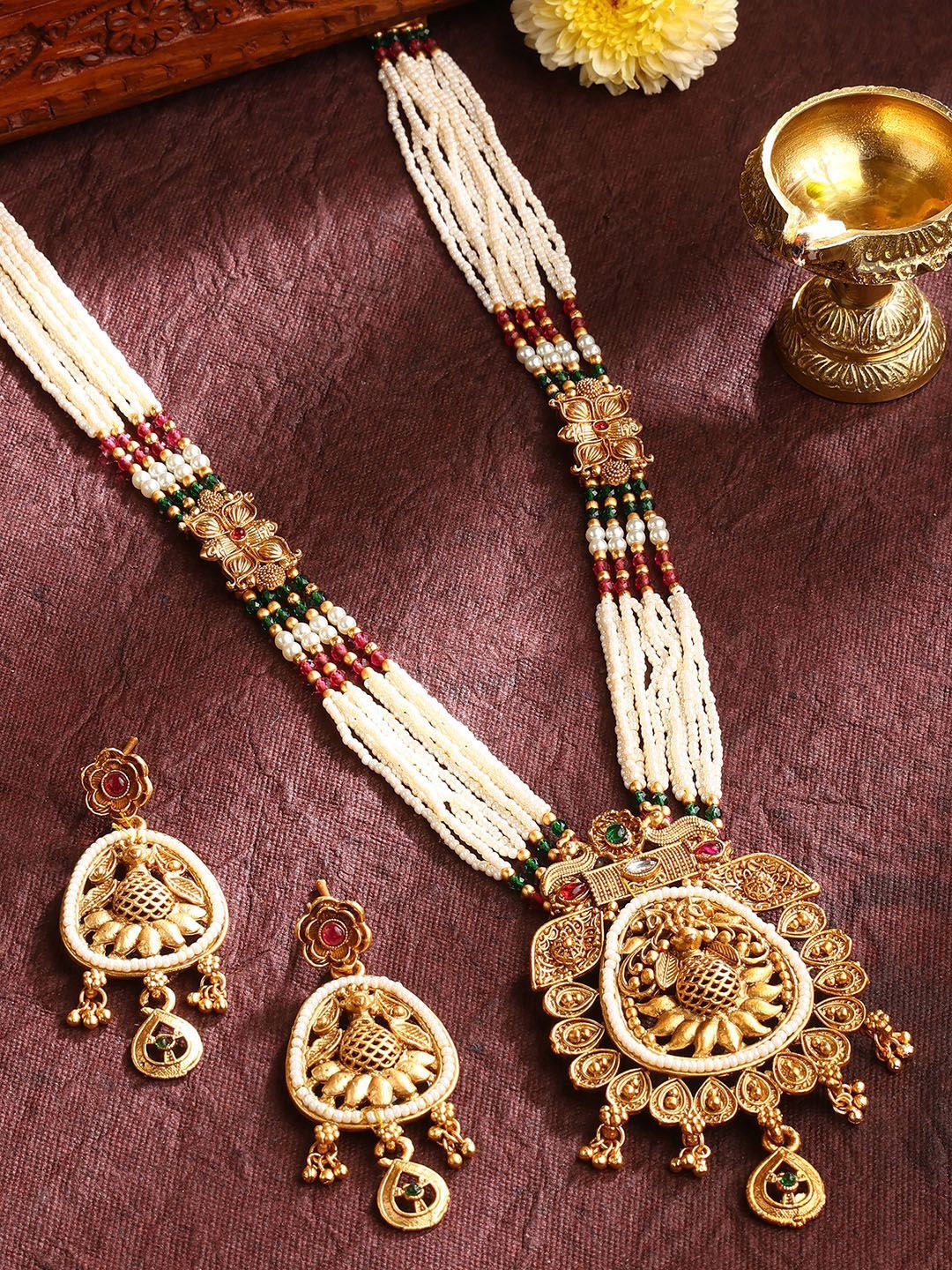 Priyaasi Gold-Plated Floral Peacock Pattern Moti Kundan-Studded & Beaded Jewellery Set
Priyaasi Gold-Plated Floral Peacock Pattern Moti Kundan-Studded & Beaded Jewellery Set