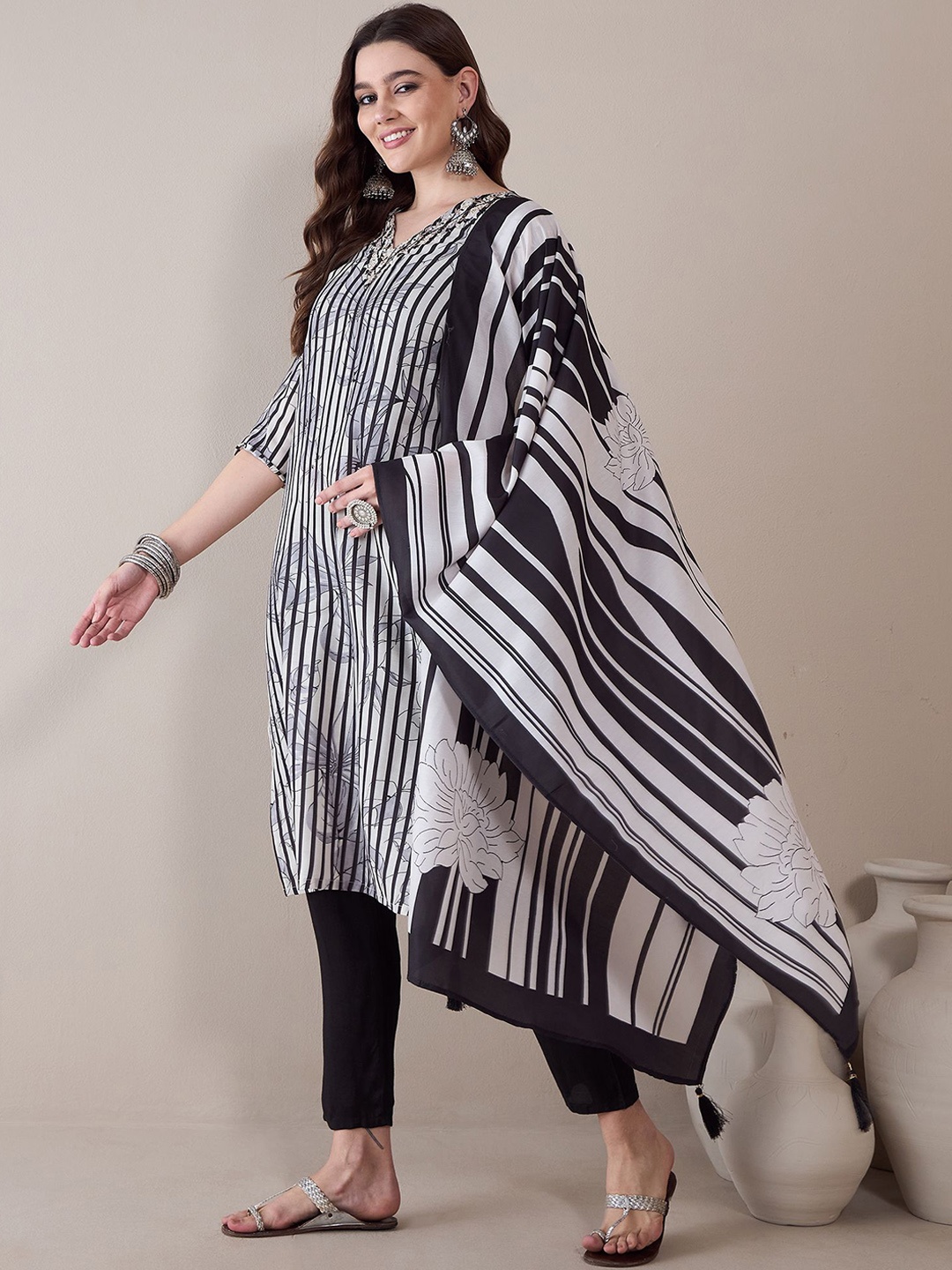 Anouk Floral Printed Regular Thread Work Straight Kurta with Trousers & Dupatta, Black
Anouk Floral Printed Regular Thread Work Straight Kurta with Trousers & Dupatta, Black