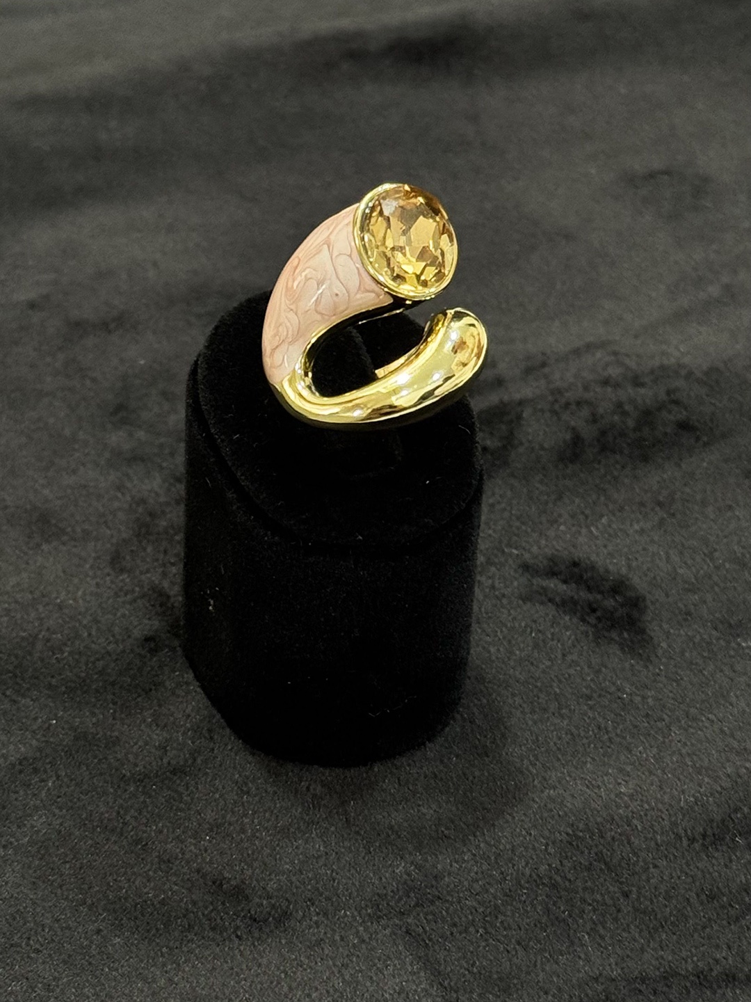 The Jewellery Tale 18KT Gold-Plated Gemstone-Studded Oval-Shaped Adjustable Finger Ring
The Jewellery Tale 18KT Gold-Plated Gemstone-Studded Oval-Shaped Adjustable Finger Ring