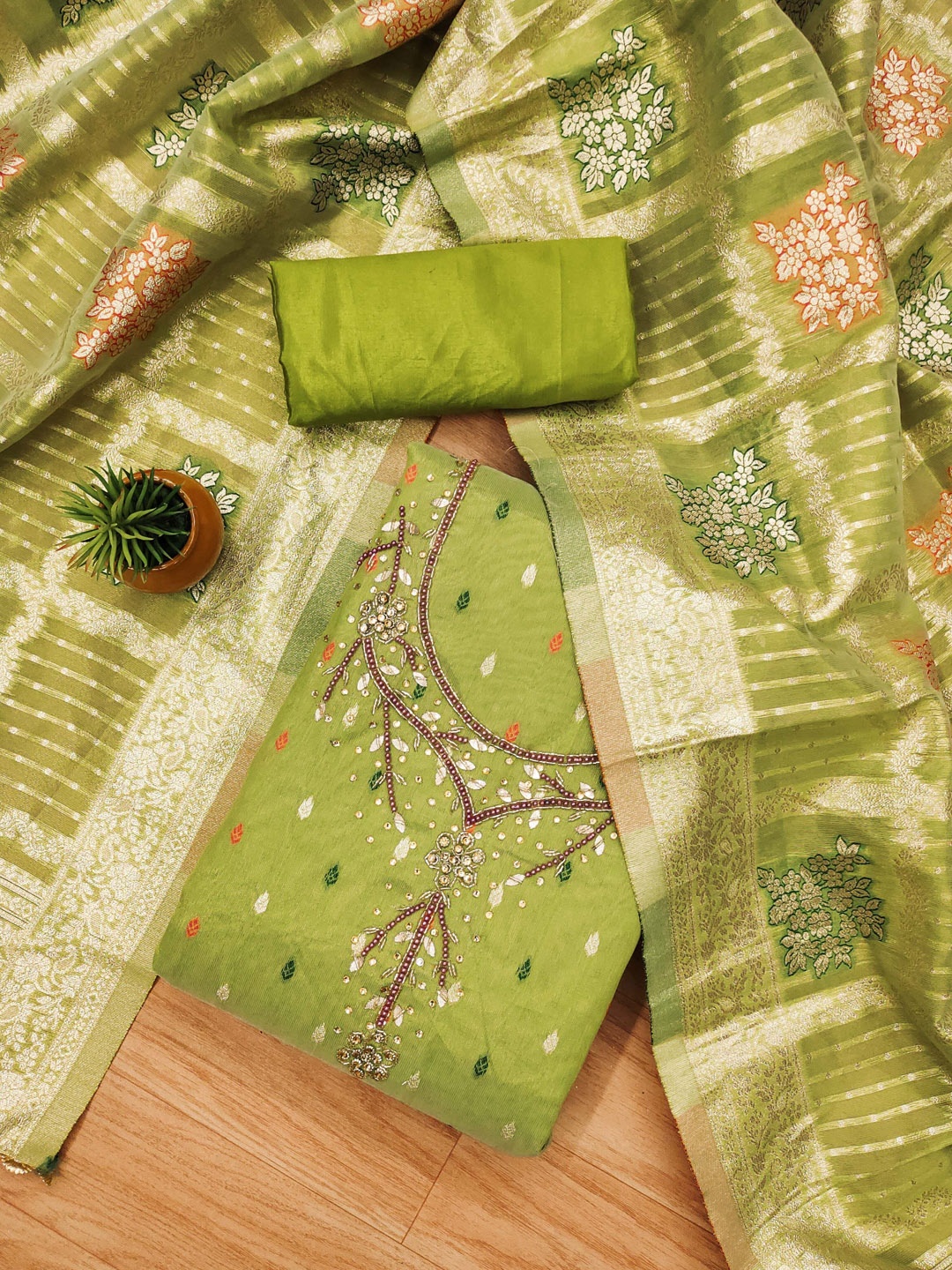 Maroosh Floral Woven Design Beads and Stones Simmer Jacquard Unstitched Dress Material, Green
Maroosh Floral Woven Design Beads and Stones Simmer Jacquard Unstitched Dress Material, Green