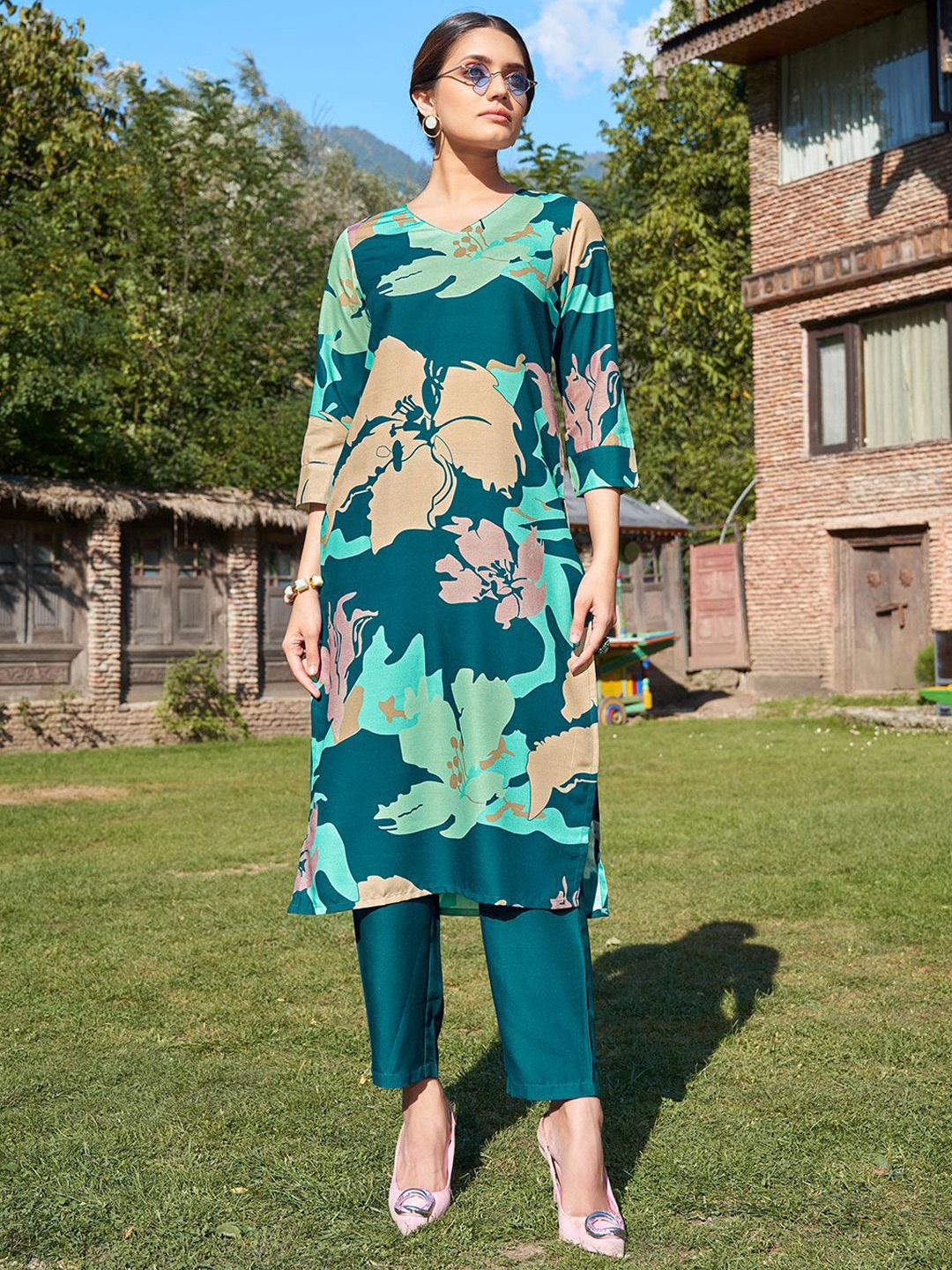 DRESOUL Women Floral Printed Regular Pure Cotton Kurta with Trousers, Turquoise blue
DRESOUL Women Floral Printed Regular Pure Cotton Kurta with Trousers, Turquoise blue