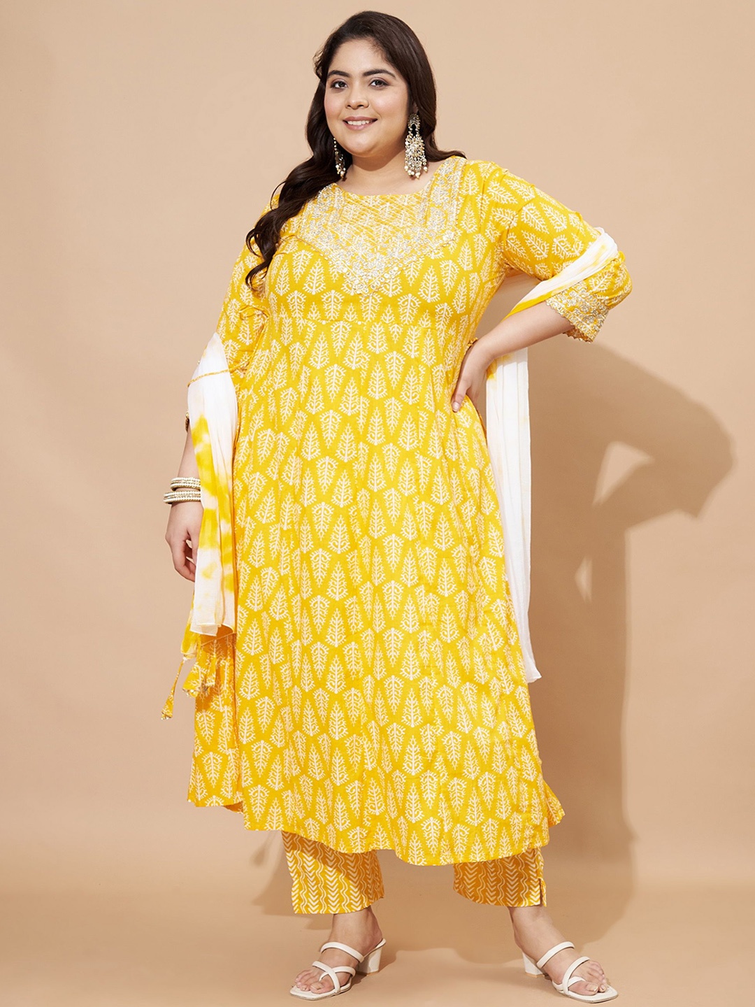 Vbuyz Yellow Floral Printed Round Neck Regular Thread Work Kurta With Trouser With Dupatta
Vbuyz Yellow Floral Printed Round Neck Regular Thread Work Kurta With Trouser With Dupatta
