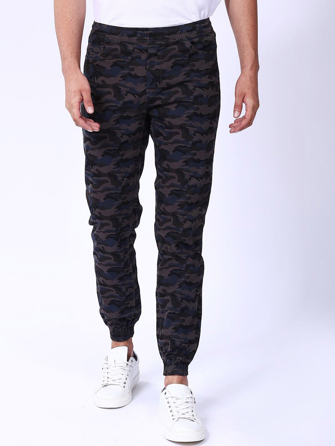 The Indian Garage Co Men Camouflage Printed Cotton Slim Fit Joggers Trousers, Grey
The Indian Garage Co Men Camouflage Printed Cotton Slim Fit Joggers Trousers, Grey