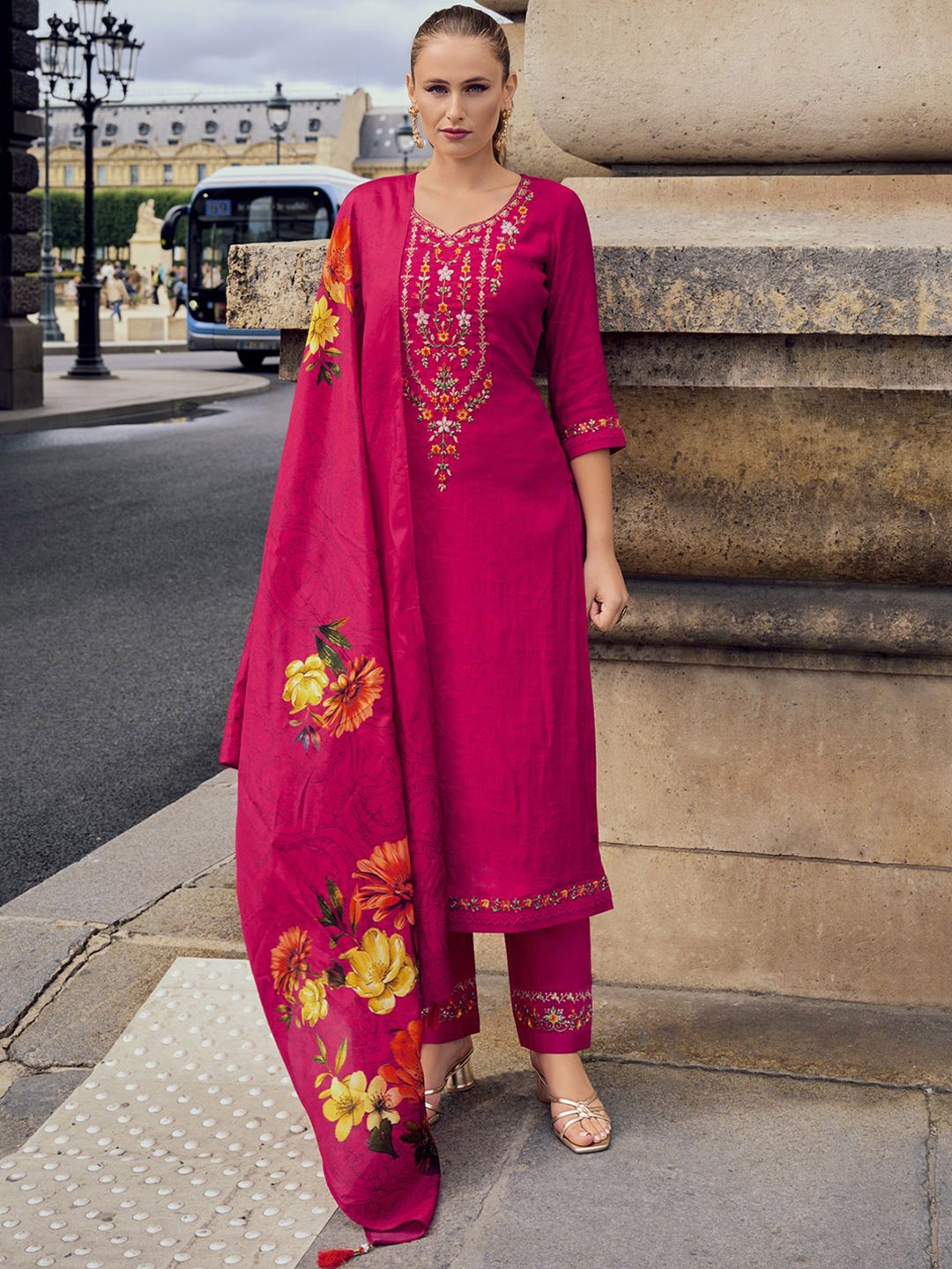 MOJILAA Floral Embroidered Beads and Stones Straight Kurta With Trousers & Dupatta, Fuchsia
MOJILAA Floral Embroidered Beads and Stones Straight Kurta With Trousers & Dupatta, Fuchsia