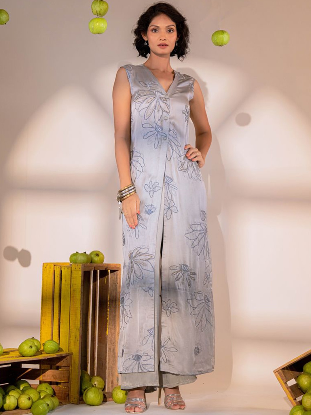 AMROOD Floral Embroidered Beads & Stones Regular Satin Straight Kurta with Palazzos, Grey
AMROOD Floral Embroidered Beads & Stones Regular Satin Straight Kurta with Palazzos, Grey