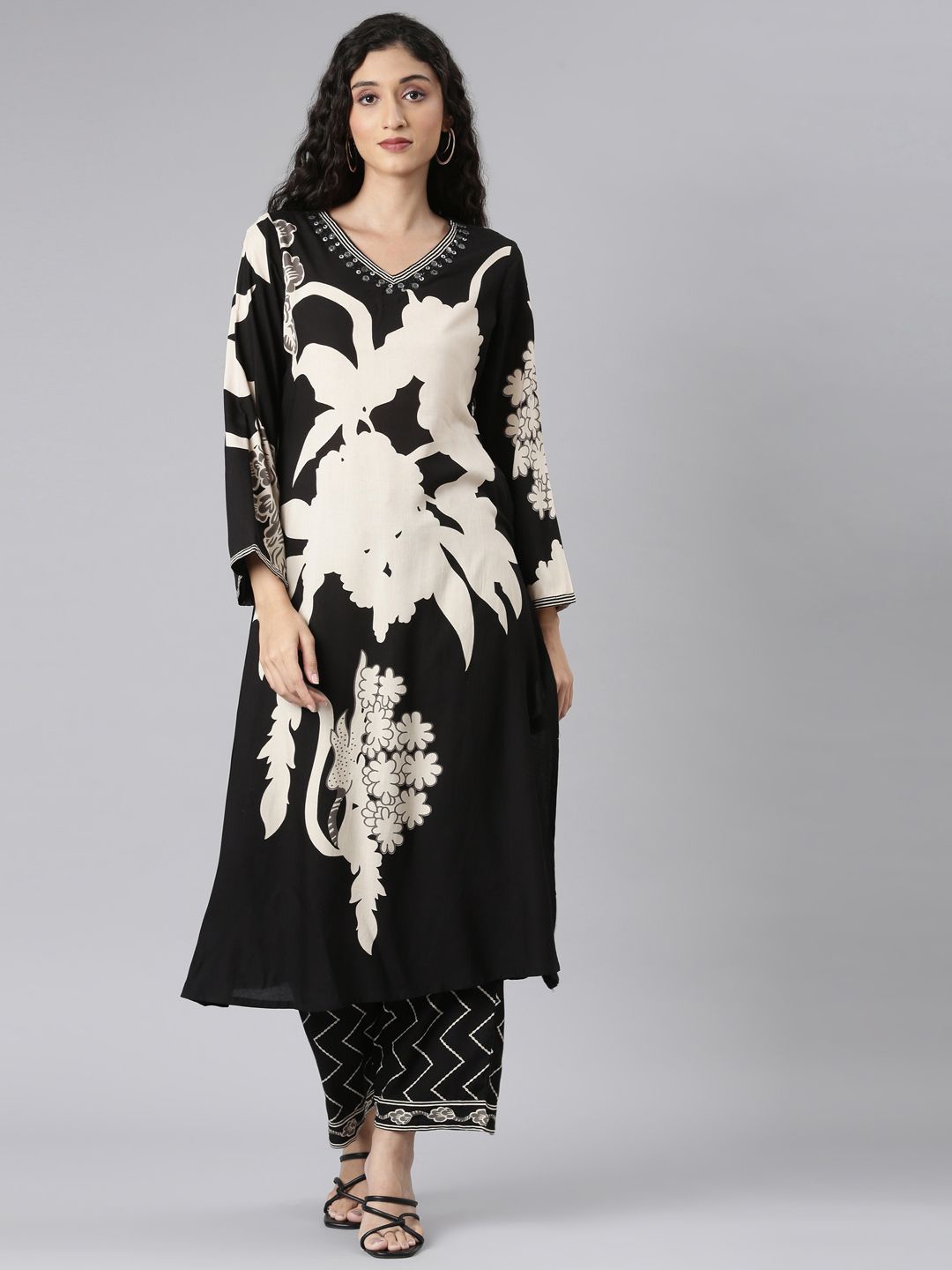 Neerus Floral Printed V-Neck Flared Sleeves Beads and Stones Straight Kurta With Palazzos, Black
Neerus Floral Printed V-Neck Flared Sleeves Beads and Stones Straight Kurta With Palazzos, Black