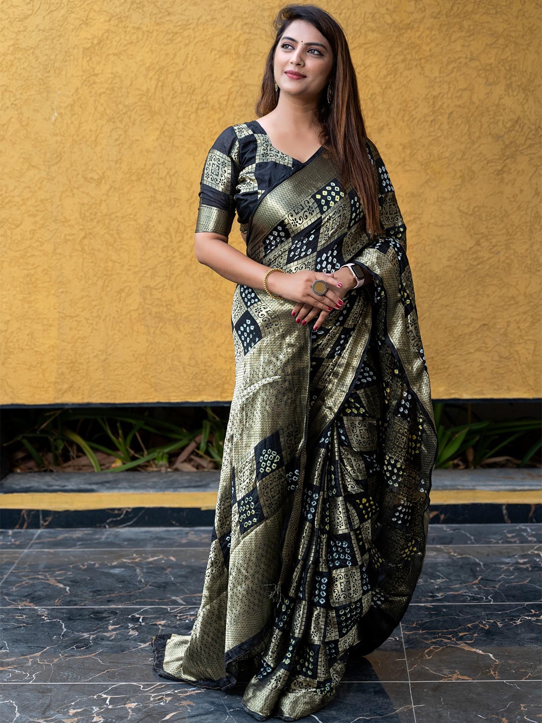 DIVASTRI Women Black Woven Design Zari Pure Silk Banarasi Saree With unstitched blouse
DIVASTRI Women Black Woven Design Zari Pure Silk Banarasi Saree With unstitched blouse