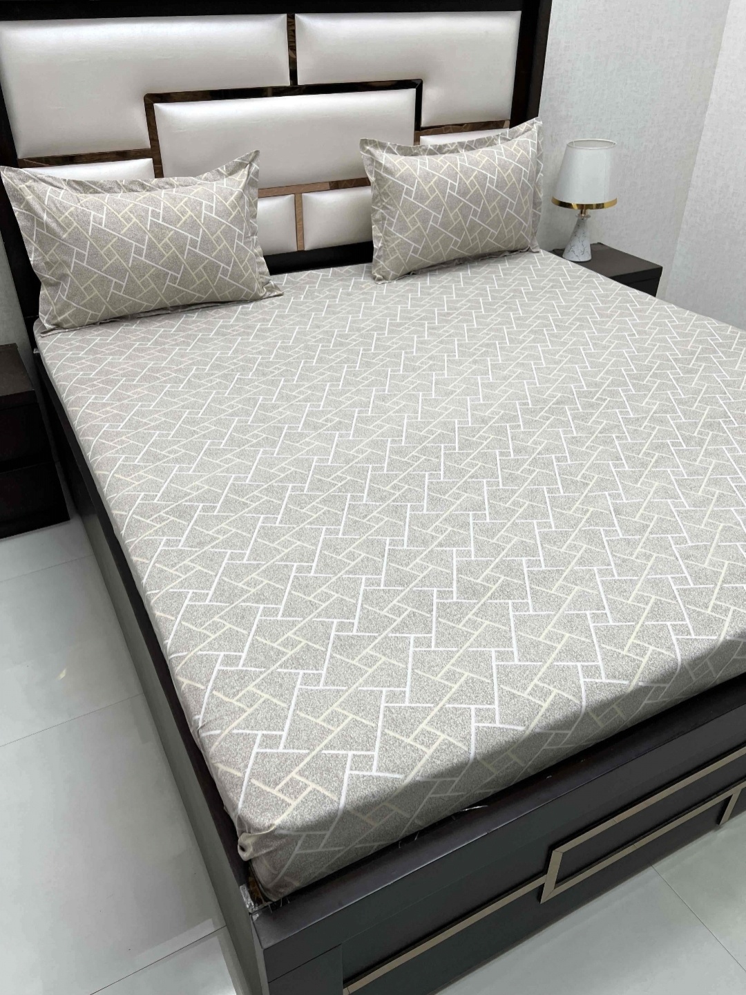 Pure Decor Grey & White Geometric Pure Cotton Queen Bedsheet Set 2.28 m x 2.53 m
Pure Decor Grey & White Geometric Pure Cotton Queen Bedsheet Set 2.28 m x 2.53 m