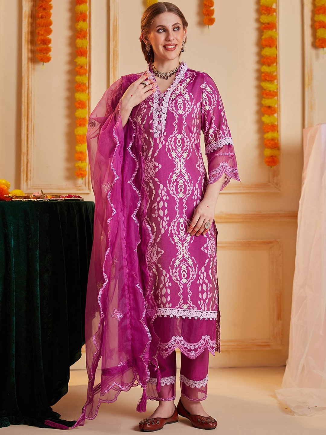 HEEPOSH Abstract Printed V-Neck Straight Kurta with Trousers & Dupatta, Purple
HEEPOSH Abstract Printed V-Neck Straight Kurta with Trousers & Dupatta, Purple